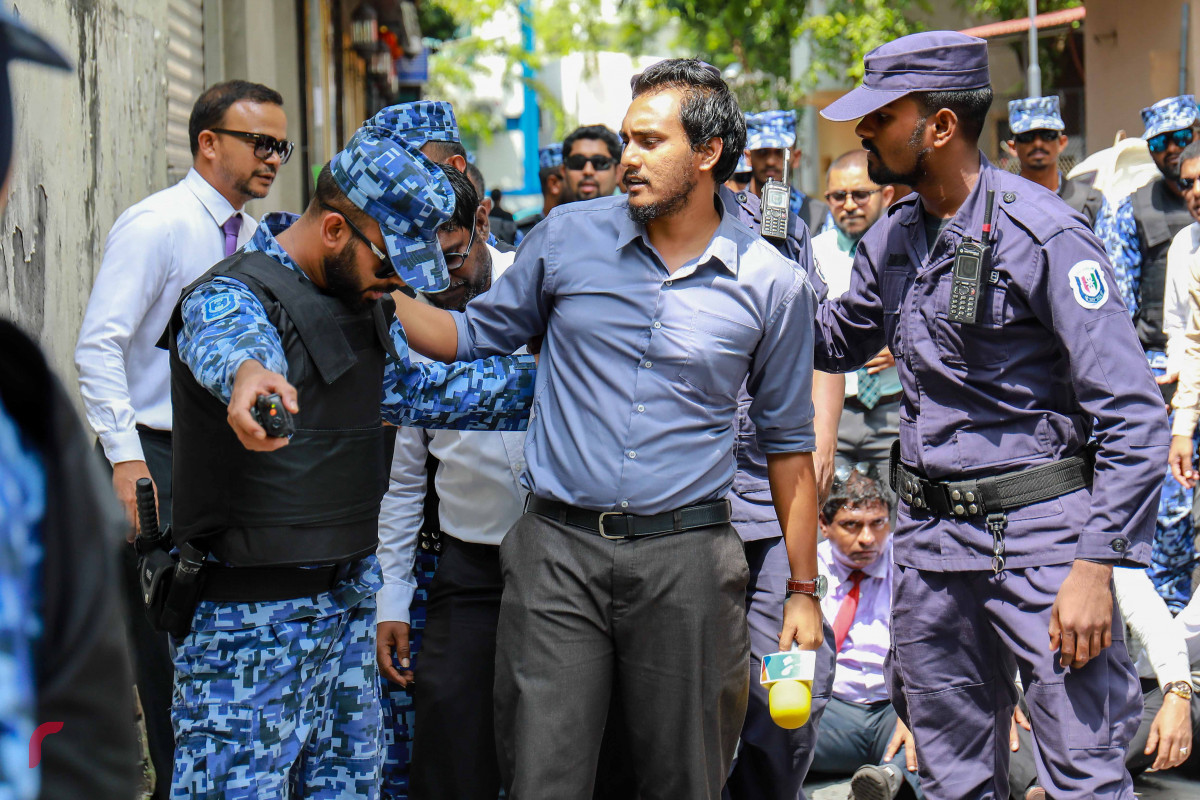 ފެބްރުއަރީ 15، 2017: މަޖިލީހުގެ މެމްބަރުން މަޖިލީހުގެ އިދާރާއަށް ވަނުމަށް ވަޑައިގަތުމުން އެ ސަރަހައްދުގައި ހިނގި ހަމަނުޖެހުމުގެ ތެރެއިން: ވީޓީވީގެ ނޫސްވެރިޔަކު ދުރުކުރަނީ-- ފޮޓޯ: މުހައްމަދު ޝަރުހާން