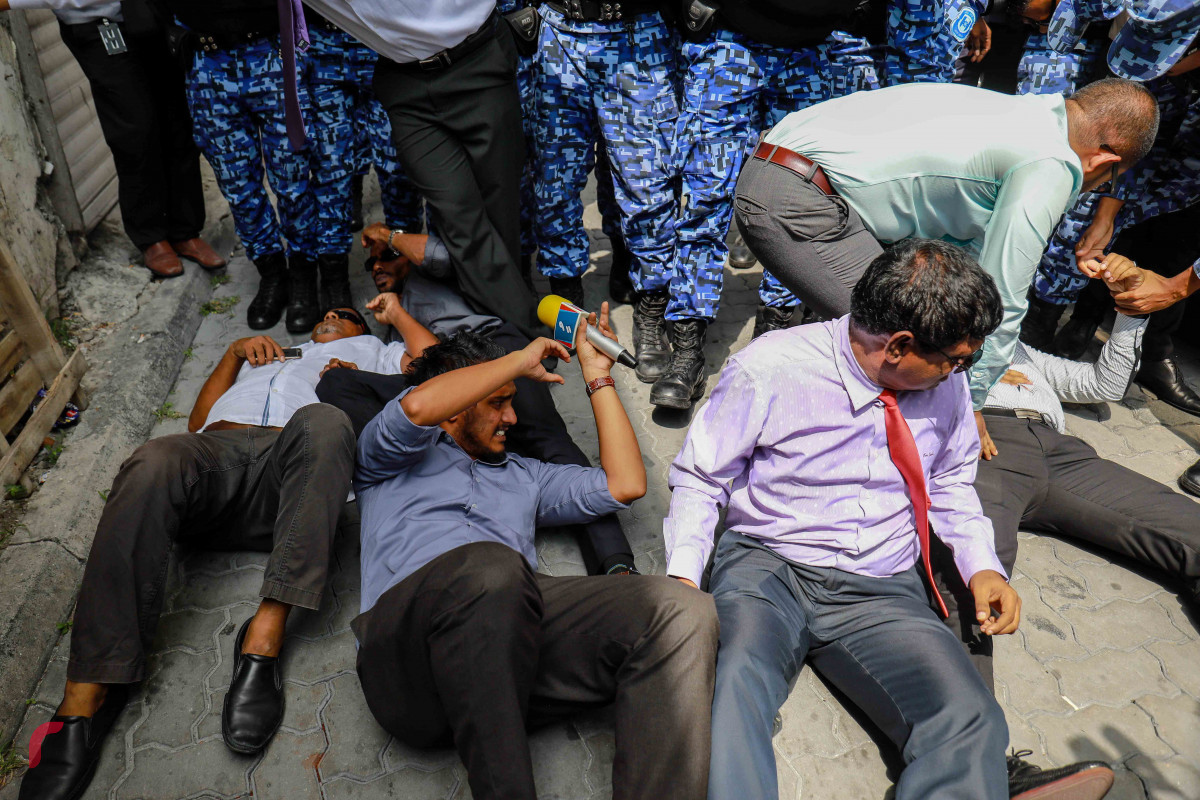 ފެބްރުއަރީ 15، 2017: މަޖިލީހުގެ މެމްބަރުން މަޖިލީހުގެ އިދާރާއަށް ވަނުމަށް ވަޑައިގަތުމުން އެ ސަރަހައްދުގައި ހިނގި ހަމަނުޖެހުމުގެ ތެރެއިން-- ފޮޓޯ: މުހައްމަދު ޝަރުހާން