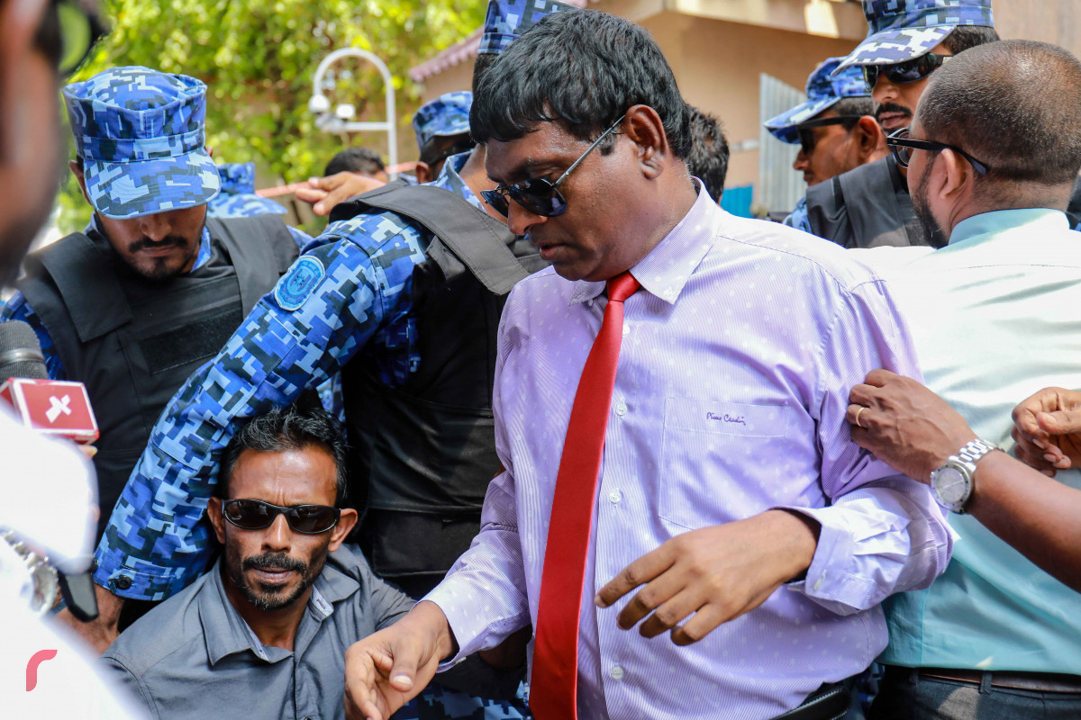 ފެބްރުއަރީ 15، 2017: މަޖިލީހުގެ މެމްބަރުން މަޖިލީހުގެ އިދާރާއަށް ވަނުމަށް ވަޑައިގަތުމުން އެ ސަރަހައްދުގައި ހިނގި ހަމަނުޖެހުމުގެ ތެރެއިން-- ފޮޓޯ: މުހައްމަދު ޝަރުހާން