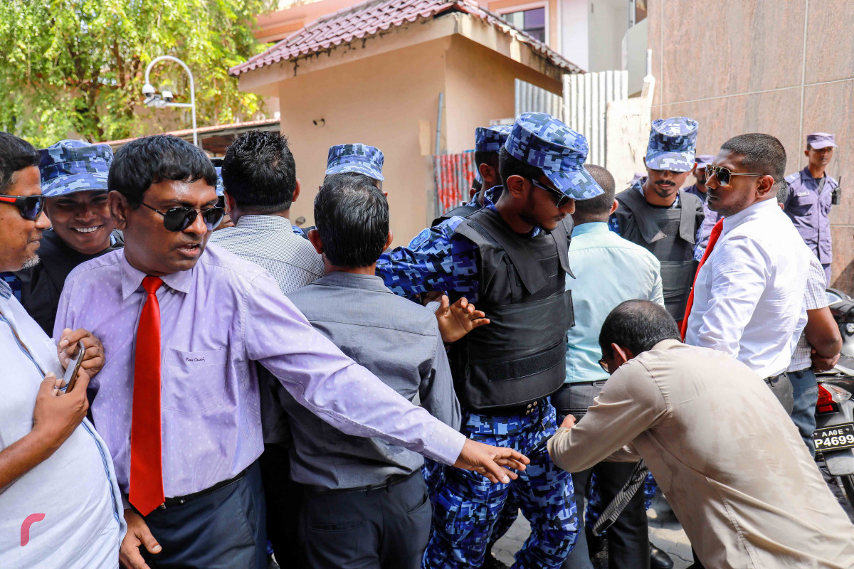 ފެބްރުއަރީ 15، 2017: މަޖިލީހުގެ މެމްބަރުން މަޖިލީހުގެ އިދާރާއަށް ވަނުމަށް ވަޑައިގަތުމުން އެ ސަރަހައްދުގައި ހިނގި ހަމަނުޖެހުމުގެ ތެރެއިން-- ފޮޓޯ: މުހައްމަދު ޝަރުހާން