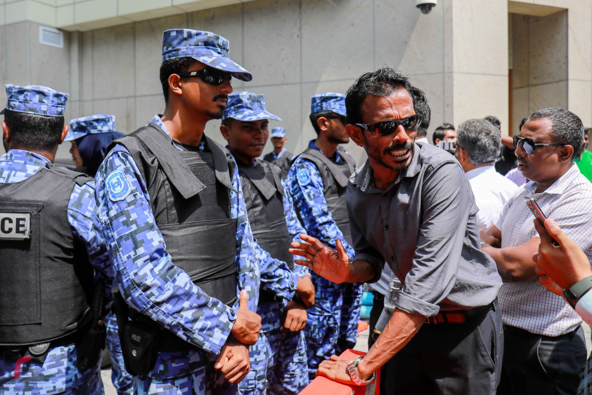 ފެބްރުއަރީ 15، 2017: މަޖިލީހުގެ މެމްބަރުން މަޖިލީހުގެ އިދާރާއަށް ވަނުމަށް ވަޑައިގަތުމުން އެ ސަރަހައްދުގައި ހިނގި ހަމަނުޖެހުމުގެ ތެރެއިން-- ފޮޓޯ: މުހައްމަދު ޝަރުހާން