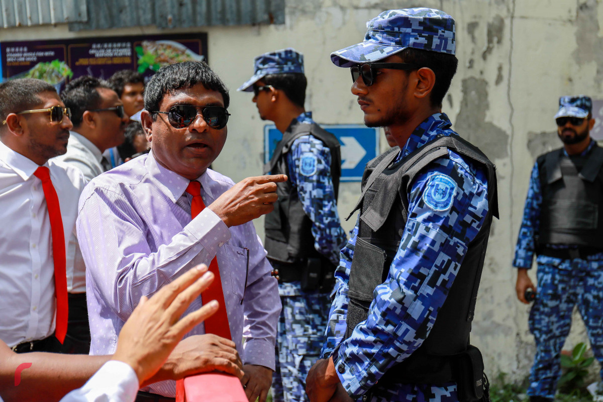 ފެބްރުއަރީ 15، 2017: މަޖިލީހުގެ މެމްބަރުން މަޖިލީހުގެ އިދާރާއަށް ވަނުމަށް ވަޑައިގަތުމުން އެ ސަރަހައްދުގައި ހިނގި ހަމަނުޖެހުމުގެ ތެރެއިން-- ފޮޓޯ: މުހައްމަދު ޝަރުހާން