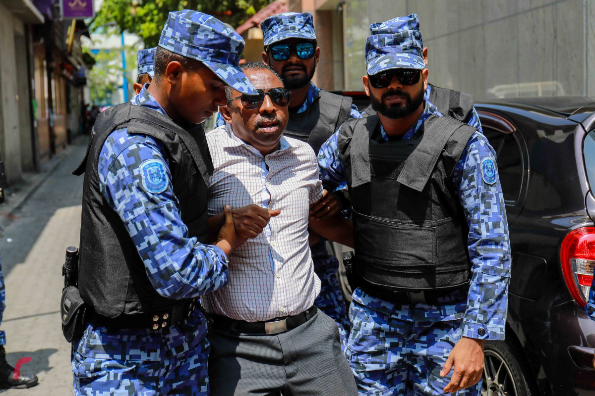 ފެބްރުއަރީ 15، 2017: މަޖިލީހުގެ މެމްބަރުން މަޖިލީހުގެ އިދާރާއަށް ވަނުމަށް ވަޑައިގަތުމުން އެ ސަރަހައްދުގައި ހިނގި ހަމަނުޖެހުމުގެ ތެރެއިން-- ފޮޓޯ: މުހައްމަދު ޝަރުހާން