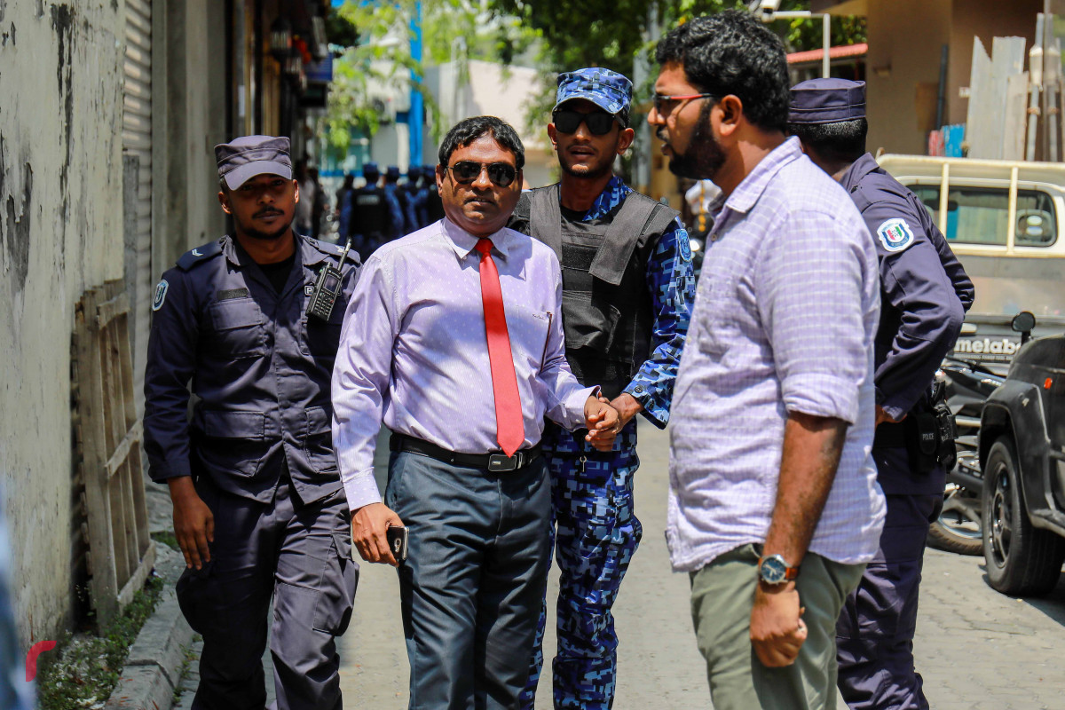 ފެބްރުއަރީ 15، 2017: މަޖިލީހުގެ މެމްބަރުން މަޖިލީހުގެ އިދާރާއަށް ވަނުމަށް ވަޑައިގަތުމުން އެ ސަރަހައްދުގައި ހިނގި ހަމަނުޖެހުމުގެ ތެރެއިން-- ފޮޓޯ: މުހައްމަދު ޝަރުހާން