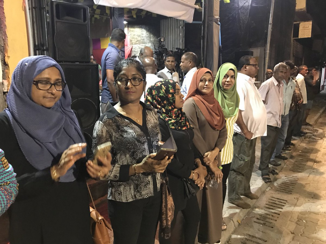 ފެބްރުއަރީ 15، 2018: ސުޕްރީމް ކޯޓުގެ އަމުރު ތަންފީޒުކުރަން ގޮވާލައި އިދިކޮޅު ކޯލިޝަނުން އެމްޑީޕީ ހަރުގެ ސަރަހައްދުގައި ކުރިއަށް ގެންދިޔަ އެއްވުމުގެ ތެރެއިން