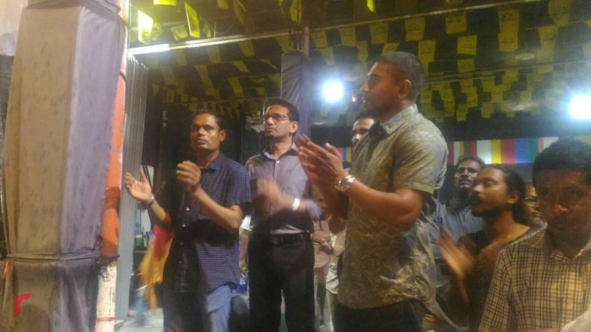 ފެބްރުއަރީ 15، 2018: ސުޕްރީމް ކޯޓުގެ އަމުރު ތަންފީޒުކުރަން ގޮވާލައި އިދިކޮޅު ކޯލިޝަނުން އެމްޑީޕީ ހަރުގެ ސަރަހައްދުގައި ކުރިއަށް ގެންދިޔަ އެއްވުމުގެ ތެރެއިން