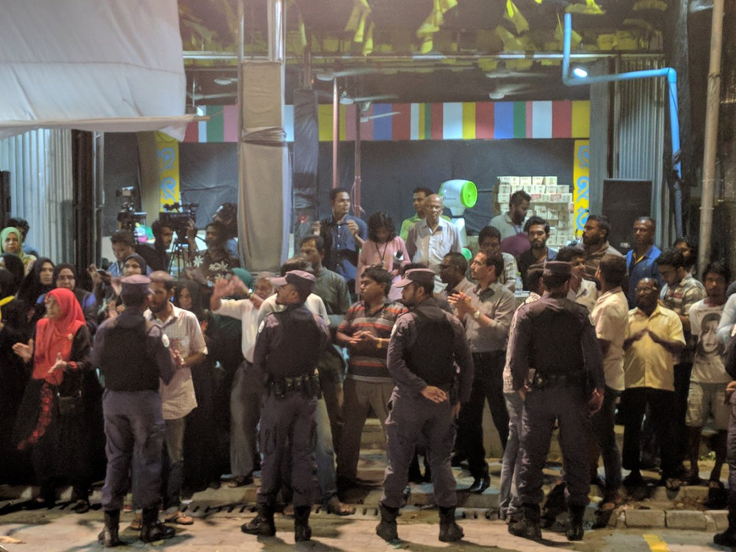 ފެބްރުއަރީ 15، 2018: ސުޕްރީމް ކޯޓުގެ އަމުރު ތަންފީޒުކުރަން ގޮވާލައި އިދިކޮޅު ކޯލިޝަނުން އެމްޑީޕީ ހަރުގެ ސަރަހައްދުގައި ކުރިއަށް ގެންދިޔަ އެއްވުމުގެ ތެރެއިން