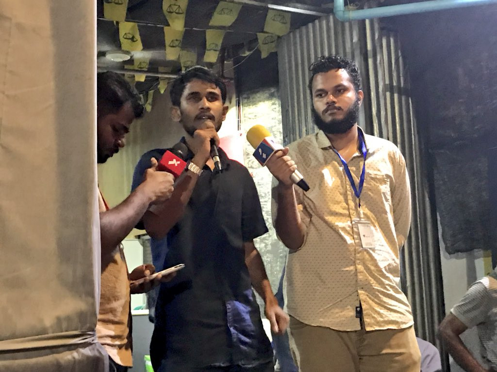 ފެބްރުއަރީ 15، 2018: ސުޕްރީމް ކޯޓުގެ އަމުރު ތަންފީޒުކުރަން ގޮވާލައި އިދިކޮޅު ކޯލިޝަނުން އެމްޑީޕީ ހަރުގެ ސަރަހައްދުގައި ކުރިއަށް ގެންދިޔަ އެއްވުމުގެ ތެރެއިން