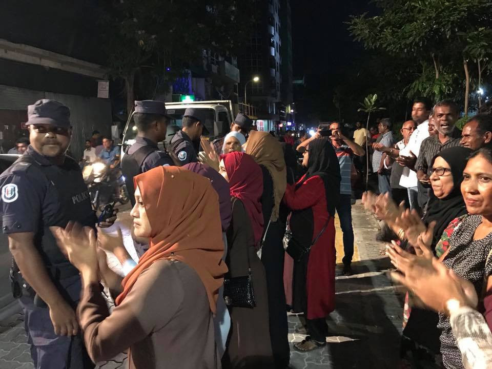 ފެބްރުއަރީ 15، 2018: ސުޕްރީމް ކޯޓުގެ އަމުރު ތަންފީޒުކުރަން ގޮވާލައި އިދިކޮޅު ކޯލިޝަނުން އެމްޑީޕީ ހަރުގެ ސަރަހައްދުގައި ކުރިއަށް ގެންދިޔަ އެއްވުމުގެ ތެރެއިން