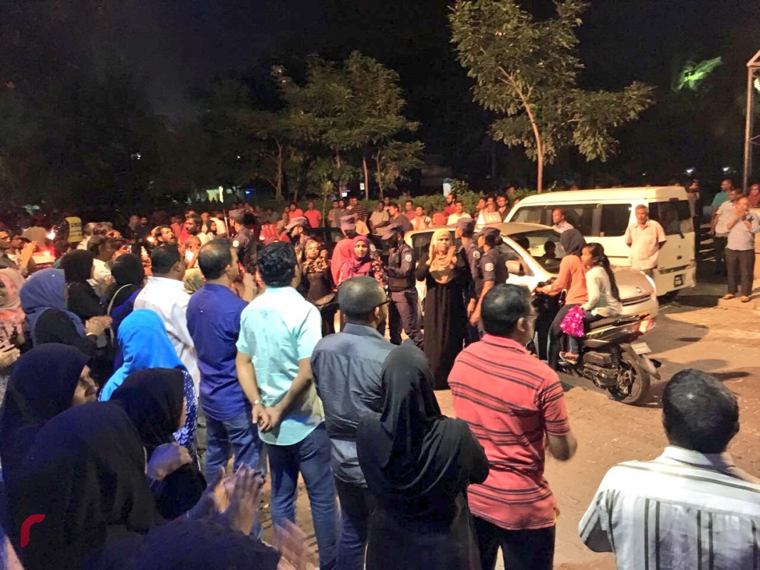 ފެބްރުއަރީ 15، 2018: ސުޕްރީމް ކޯޓުގެ އަމުރު ތަންފީޒުކުރަން ގޮވާލައި އިދިކޮޅު ކޯލިޝަނުން އެމްޑީޕީ ހަރުގެ ސަރަހައްދުގައި ކުރިއަށް ގެންދިޔަ އެއްވުމުގެ ތެރެއިން