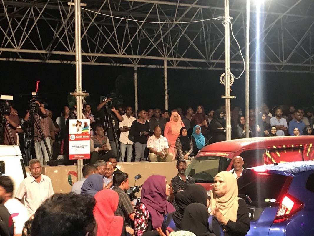 ފެބްރުއަރީ 15، 2018: ސުޕްރީމް ކޯޓުގެ އަމުރު ތަންފީޒުކުރަން ގޮވާލައި އިދިކޮޅު ކޯލިޝަނުން އެމްޑީޕީ ހަރުގެ ސަރަހައްދުގައި ކުރިއަށް ގެންދިޔަ އެއްވުމުގެ ތެރެއިން