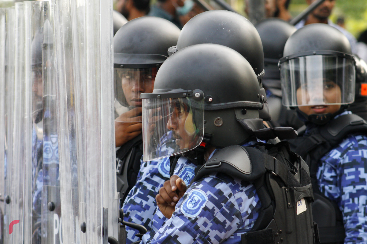 މުޒާހަރާ ކުރަމުންދިޔަ ސަރަޙައްދުގައި ފުލުހުން ހަރަކާތްތެރިވަނީ، ހާލަތާއި ނުބައްދަލު ބާރު ފުލުހުން ބޭނުން ކުރަމުންދާ ކަމަށް ގިނަ ފަރާތްތަކަކުން ތުޙުމަތުކުރޭ