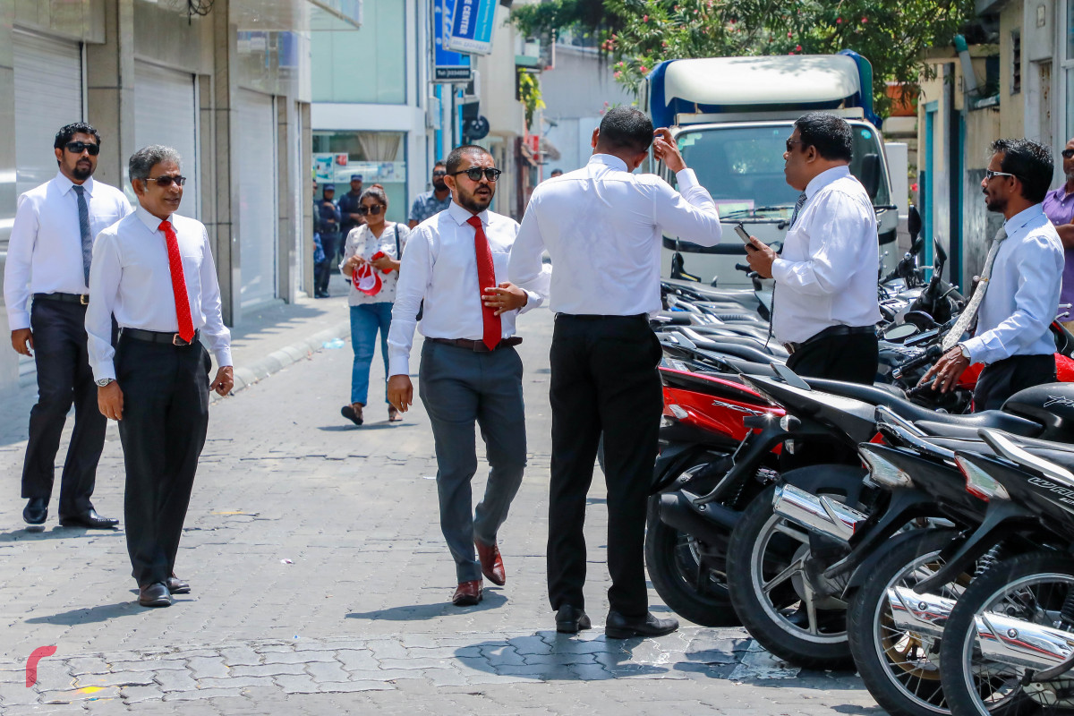 12 މެމްބަރުންގެ ތެރޭގައި ހިމެނިވަޑައިގަންނަވާ ބައެއް މެމްބަރުން މަޖިލިސް އިދާރާގެ ބޭރުގައި