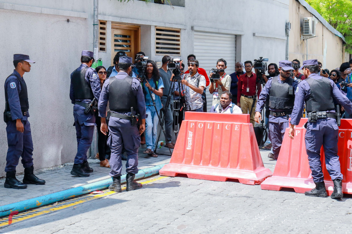 ފެބްރުއަރީ 19، 2018: ސުޕްރީމް ކޯޓުގެ އަމުރާއި ގުޅިގެން 15 ދުވަހުގެ ކުއްލި ހާލަތް އިއުލާންކޮށް، އެކަމާމެދު ގޮތެއް ނިންމުމަށް މަޖިލީހުގައި ބޭއްވި ކުއްލި ޖަލްސާ ކުރިއަށްދިޔަ ވަގުތު އެ ސަރަހައްދުގެ ހަބަރުތަށް ކަވަރު ކުރަމުންދިޔަ ނޫސްވެރިން އެ ސަރަހައްދުން ދުރުކޮށް ބެރިކޭޑް ޖަހާފައި.-- ފޮޓޯ: މުހައްމަދު ޝަރުހާން