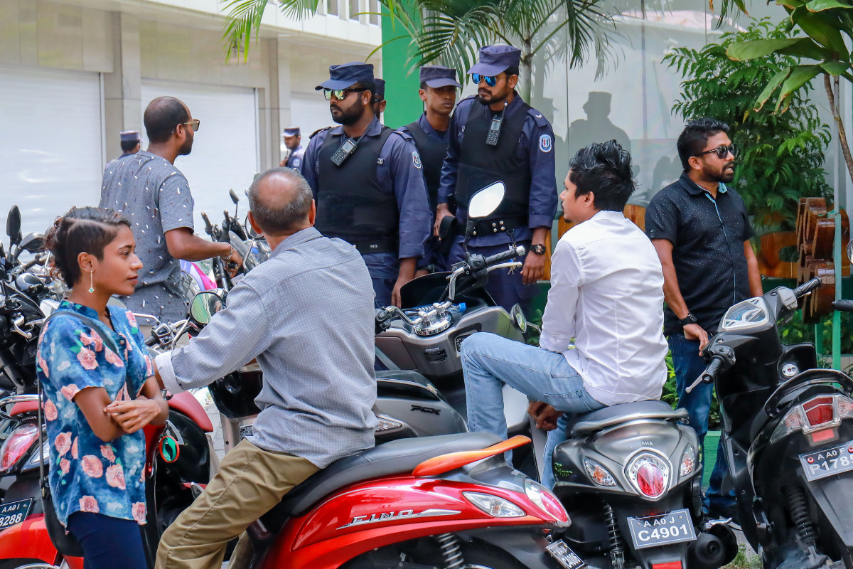 ފެބްރުއަރީ 19، 2018: ސުޕްރީމް ކޯޓުގެ އަމުރާއި ގުޅިގެން 15 ދުވަހުގެ ކުއްލި ހާލަތް އިއުލާންކޮށް، އެކަމާމެދު ގޮތެއް ނިންމުމަށް މަޖިލީހުގައި ބޭއްވި ކުއްލި ޖަލްސާ ކުރިއަށްދިޔަ ވަގުތު ގިނަ އަދަދެއްގެ ފުލުހުންނާއި ސިފައިން ވަނީ މަޖިލީހަށް ދެވެންހުރި ހުރިހާ މަގުތަކެށް ބަންދުކޮށް މަޖިލިސް ސަރަހައްދުގެ ސަލާމަތީ ކަންކަން ބަލަހައްޓާފައި.-- ފޮޓޯ: މުހައްމަދު ޝަރުހާން