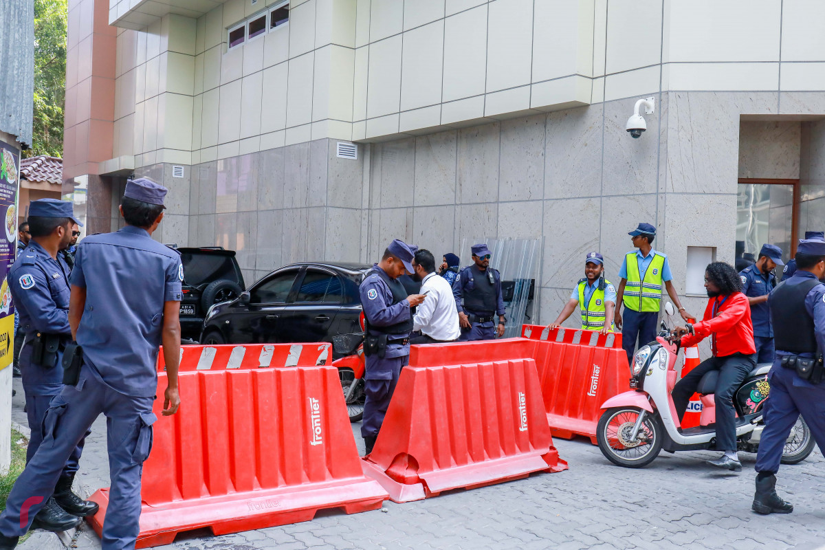 ފެބްރުއަރީ 19، 2018: ސުޕްރީމް ކޯޓުގެ އަމުރާއި ގުޅިގެން 15 ދުވަހުގެ ކުއްލި ހާލަތް އިއުލާންކޮށް، އެކަމާމެދު ގޮތެއް ނިންމުމަށް މަޖިލީހުގައި ބޭއްވި ކުއްލި ޖަލްސާ ކުރިއަށްދިޔަ ވަގުތު ގިނަ އަދަދެއްގެ ފުލުހުންނާއި ސިފައިން ވަނީ މަޖިލީހަށް ދެވެންހުރި ހުރިހާ މަގުތަކެށް ބަންދުކޮށް މަޖިލިސް ސަރަހައްދުގެ ސަލާމަތީ ކަންކަން ބަލަހައްޓާފައި.-- ފޮޓޯ: މުހައްމަދު ޝަރުހާން