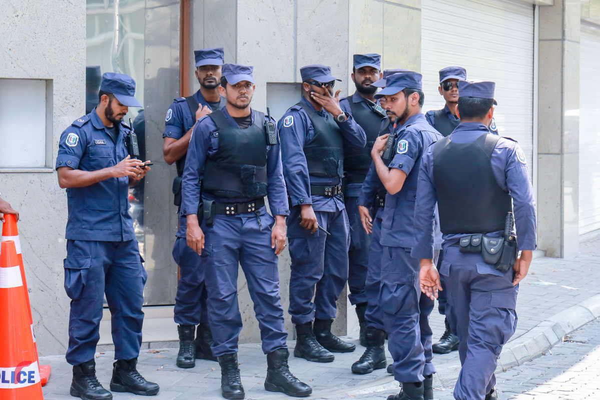 ފެބްރުއަރީ 19، 2018: ސުޕްރީމް ކޯޓުގެ އަމުރާއި ގުޅިގެން 15 ދުވަހުގެ ކުއްލި ހާލަތް އިއުލާންކޮށް، އެކަމާމެދު ގޮތެއް ނިންމުމަށް މަޖިލީހުގައި ބޭއްވި ކުއްލި ޖަލްސާ ކުރިއަށްދިޔަ ވަގުތު ގިނަ އަދަދެއްގެ ފުލުހުންނާއި ސިފައިން ވަނީ މަޖިލީހަށް ދެވެންހުރި ހުރިހާ މަގުތަކެށް ބަންދުކޮށް މަޖިލިސް ސަރަހައްދުގެ ސަލާމަތީ ކަންކަން ބަލަހައްޓާފައި.-- ފޮޓޯ: މުހައްމަދު ޝަރުހާން