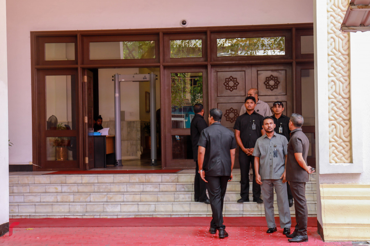 ފެބްރުއަރީ 19، 2018: ސުޕްރީމް ކޯޓުގެ އަމުރާއި ގުޅިގެން 15 ދުވަހުގެ ކުއްލި ހާލަތް އިއުލާންކޮށް، އެކަމާމެދު ގޮތެއް ނިންމުމަށް މަޖިލީހުގައި ބޭއްވި ކުއްލި ޖަލްސާ ބޭއްވުނު ވަގުތު މަޖިލީގައި ސެކިއުރިޓީ ބަލަހައްޓަނީ-- ފޮޓޯ: މުހައްމަދު ޝަރުހާން