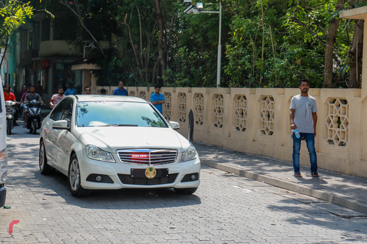 ފެބްރުއަރީ 19، 2018: ސުޕްރީމް ކޯޓުގެ އަމުރާއި ގުޅިގެން 15 ދުވަހުގެ ކުއްލި ހާލަތް އިއުލާންކޮށް، އެކަމާމެދު ގޮތެއް ނިންމުމަށް މަޖިލީހުގައި ބޭއްވި ކުއްލި ޖަލްސާއަަށް މަޖިލީހުގެ ރައީސް މަސީހް މަޖިލީހަށް ވަޑައިގަންނަވަނީ-- ފޮޓޯ: މުހައްމަދު ޝަރުހާން