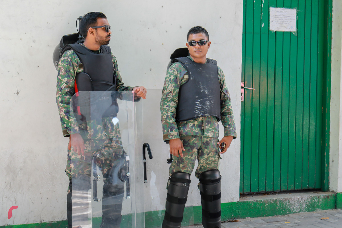 ފެބްރުއަރީ 19، 2018: ސުޕްރީމް ކޯޓުގެ އަމުރާއި ގުޅިގެން 15 ދުވަހުގެ ކުއްލި ހާލަތް އިއުލާންކޮށް، އެކަމާމެދު ގޮތެއް ނިންމުމަށް މަޖިލީހުގައި ބޭއްވި ކުއްލި ޖަލްސާ ކުރިއަށްދިޔަ ވަގުތު ގިނަ އަދަދެއްގެ ފުލުހުންނާއި ސިފައިން ވަނީ މަޖިލީހަށް ދެވެންހުރި ހުރިހާ މަގުތަކެއް ބަންދުކޮށް މަޖިލިސް ސަރަހައްދުގެ ސަލާމަތީ ކަންކަން ބަލަހައްޓާފައި.-- ފޮޓޯ: މުހައްމަދު ޝަރުހާން