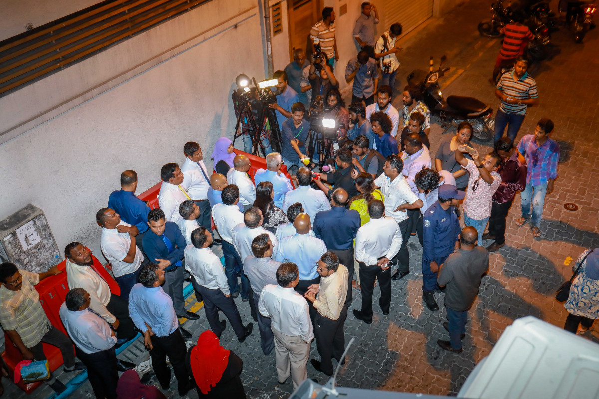 ފެބްރުއަރީ 20، 2018: މިއަދުގެ ޖަލްސާއަށް ފަހު އިދިކޮޅު މެމްބަރުން ނޫސްވެރިންނާ ވާހަކަ ދައްކަވަނީ: ގާނޫނީ އަދަދު ހާޒިރުވެ ނެތި ފާސްކުރި މި ގަރާރަކީ ބާތިލު ގަރާރެއް ކަމަށާއި އެއަށް އަމަލުކުރަން ނުޖެހޭނެ ކަމަށް އިދިކޮޅު ފަރާތްތަކުން ބުނޭ-- ފޮޓޯ: މުހައްމަދު ޝަރުހާން