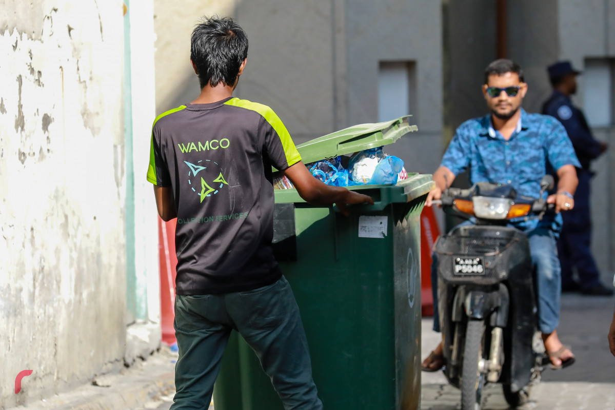 ވެމްކޯއިން މާލޭގެ ގެތަކުން ކުނި ނަގަމުންދަނީ