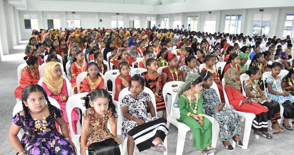 ފެބްރުއަރީ 21، 2018: ރާއްޖޭގެ ސްކޫލްތަކުގައި ބައިނަލްއަގްވާމީ މާދަރީ ބަހުގެ ދުވަސް ފާހަގަ ކުރުމުގެ ގޮތުން ޙާއްސަ ހަރަކާތްތަކެއް ކުރިއަށް ގެންދަނީ