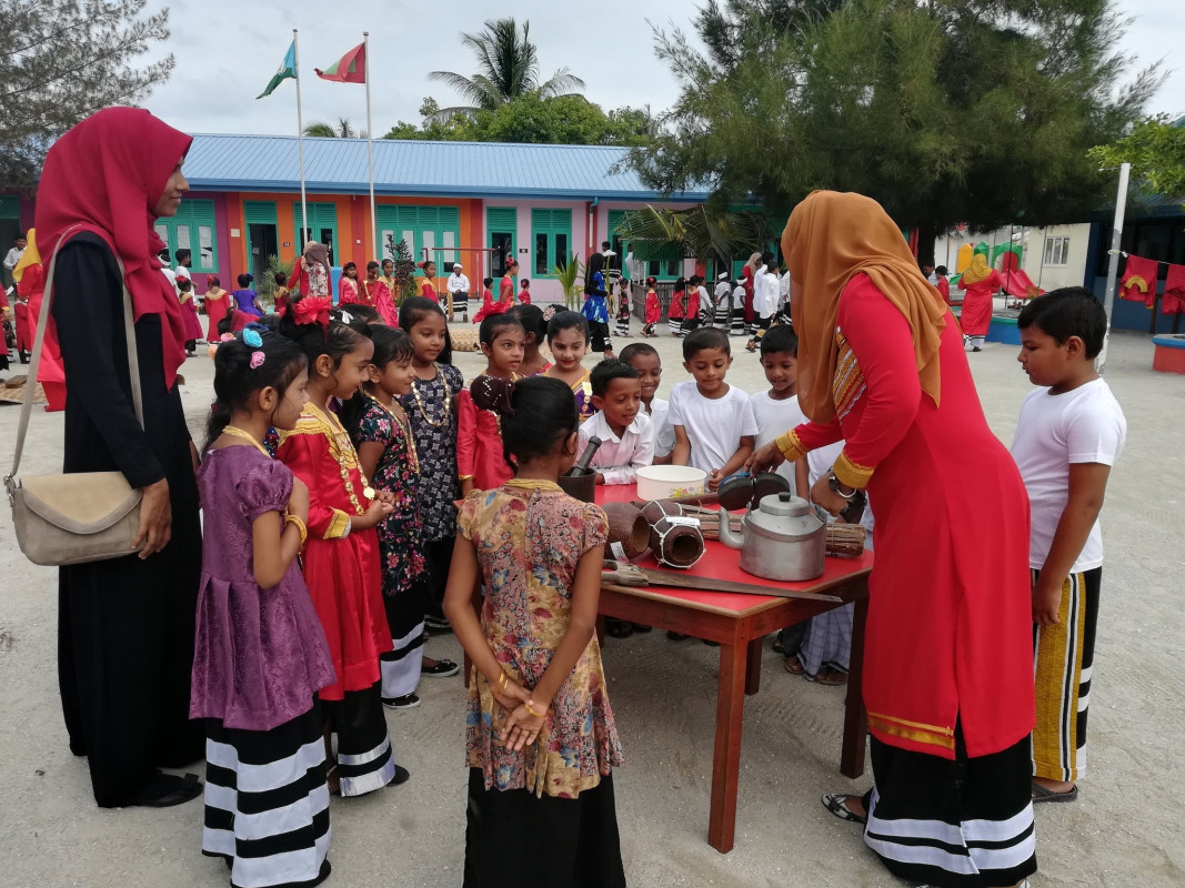 ފެބްރުއަރީ 21، 2018: ރާއްޖޭގެ ސްކޫލްތަކުގައި ބައިނަލްއަގްވާމީ މާދަރީ ބަހުގެ ދުވަސް ފާހަގަ ކުރުމުގެ ގޮތުން ޙާއްސަ ހަރަކާތްތަކެއް ކުރިއަށް ގެންދަނީ