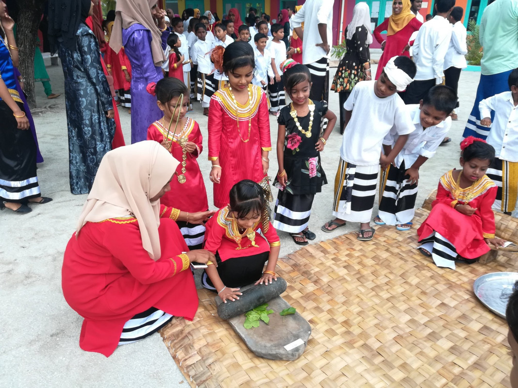 ފެބްރުއަރީ 21، 2018: ރާއްޖޭގެ ސްކޫލްތަކުގައި ބައިނަލްއަގްވާމީ މާދަރީ ބަހުގެ ދުވަސް ފާހަގަ ކުރުމުގެ ގޮތުން ޙާއްސަ ހަރަކާތްތަކެއް ކުރިއަށް ގެންދަނީ