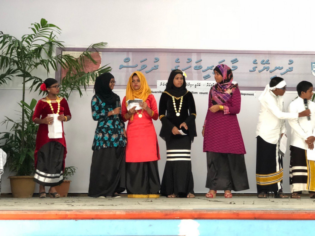 ފެބްރުއަރީ 21، 2018: ރާއްޖޭގެ ސްކޫލްތަކުގައި ބައިނަލްއަގްވާމީ މާދަރީ ބަހުގެ ދުވަސް ފާހަގަ ކުރުމުގެ ގޮތުން ޙާއްސަ ހަރަކާތްތަކެއް ކުރިއަށް ގެންދަނީ