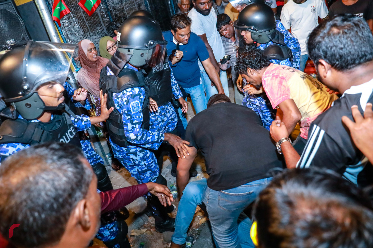 ފެބްރުއަރީ 22، 2018: ގުޅިފައިވާ އިއްތިހާދުން 1 ފެބްރުއަރީގައި ކޮށްފަައިވާ ސުޕްރީމް ކޯޓުގެ އަމުރު ތަންފީޒުކޮށް ސިޔާސީ ހައްޔަރީން ދޫކޮށްލުމަށް ގޮވާލައި ބޭއްވި އެއްވުމުގެ ތެރެއިން-- ފޮޓޯ: މުހައްމަދު ޝަރުހާން