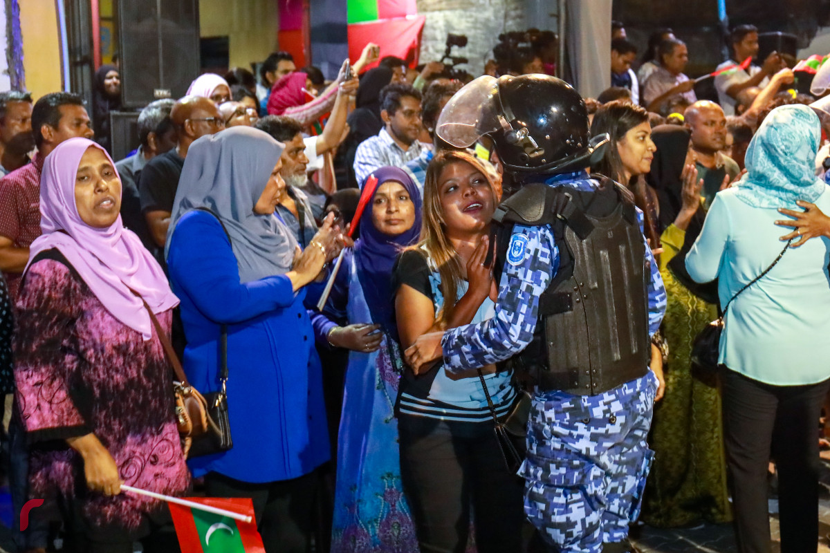 ފެބްރުއަރީ 22، 2018: ގުޅިފައިވާ އިއްތިހާދުން 1 ފެބްރުއަރީގައި ކޮށްފަައިވާ ސުޕްރީމް ކޯޓުގެ އަމުރު ތަންފީޒުކޮށް ސިޔާސީ ހައްޔަރީން ދޫކޮށްލުމަށް ގޮވާލައި ބޭއްވި އެއްވުމުގެ ތެރެއިން-- ފޮޓޯ: މުހައްމަދު ޝަރުހާން
