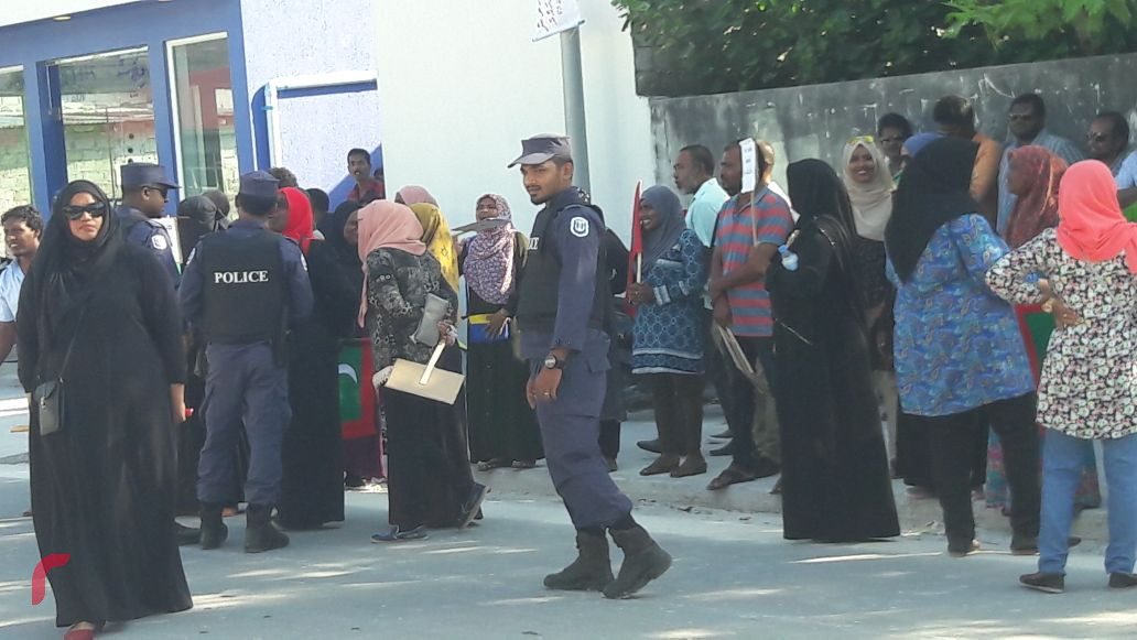 ފެބްރުއަރީ 23، 2018: ގުޅިފއަިވާ އިއްތިހާދުން އައްޑޫ ސިޓީ ހިދަތޫގައި ކުރިއަށްގެންދިޔަ އެއްވުމުގެ ތެެރެއިން، އެއްވުމުގެ ބައިވެރިން ވަނީ ސުޕްރީމް ކޯޓުގެ އަމުރު ތަންފީޒުކުރުމަށާއި ސިޔާސީ ހައްޔަރީން ދޫކޮށްލުމަށް ގޮވާލާފައި