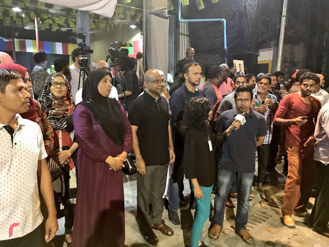 ފެބްރުއަރީ 24، 2018: ގުޅިފައިވާ ޕާޓީތަކުން އެމްޑީޕީ ހަރުގެ ސަރަޙައްދުގައި ކުރިއަށްގެންދިޔަ މުޒާހަރާގެ ތެރެއިން، ފުލުހުން ވަނީ މުޒާހަރާގެ 5 ބައިވެރިއަކު ހައްޔަރުކޮށްފަ