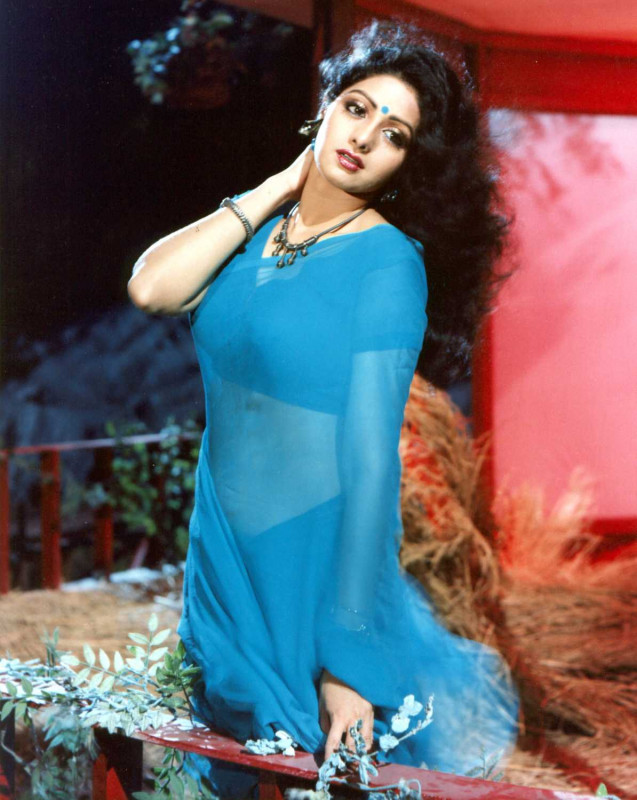 ސްރީދޭވީ، ކުޑަ ކުއްޖެއްގެ ގޮތުގައި ގިނަ ފިލްމުތަކެއްގައި މަސައްކަތް ކުރުމަށް ފަހު، ސްރީދޭވީ ވެގެން ދިޔައީ ބޮލީވުޑްގެ ފުރަތަމަ އަންހެން ސުޕާސްޓާރަށް