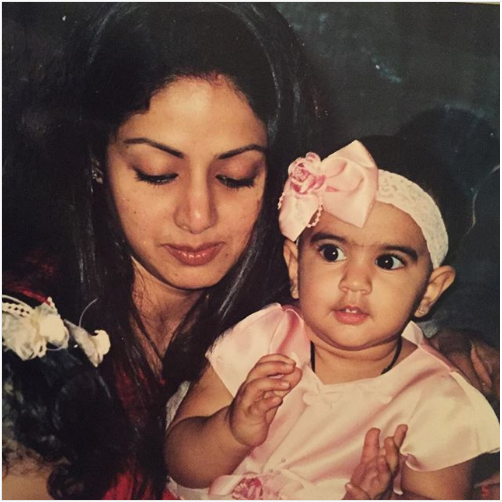 ސްރީ ދޭވި އޭނާގެ ދަރިފުޅާއި އެކު، ސްރީ ދޭވީ މަރުވެފައިވަނީ އުމުރުން 54 އަހަރުގައި