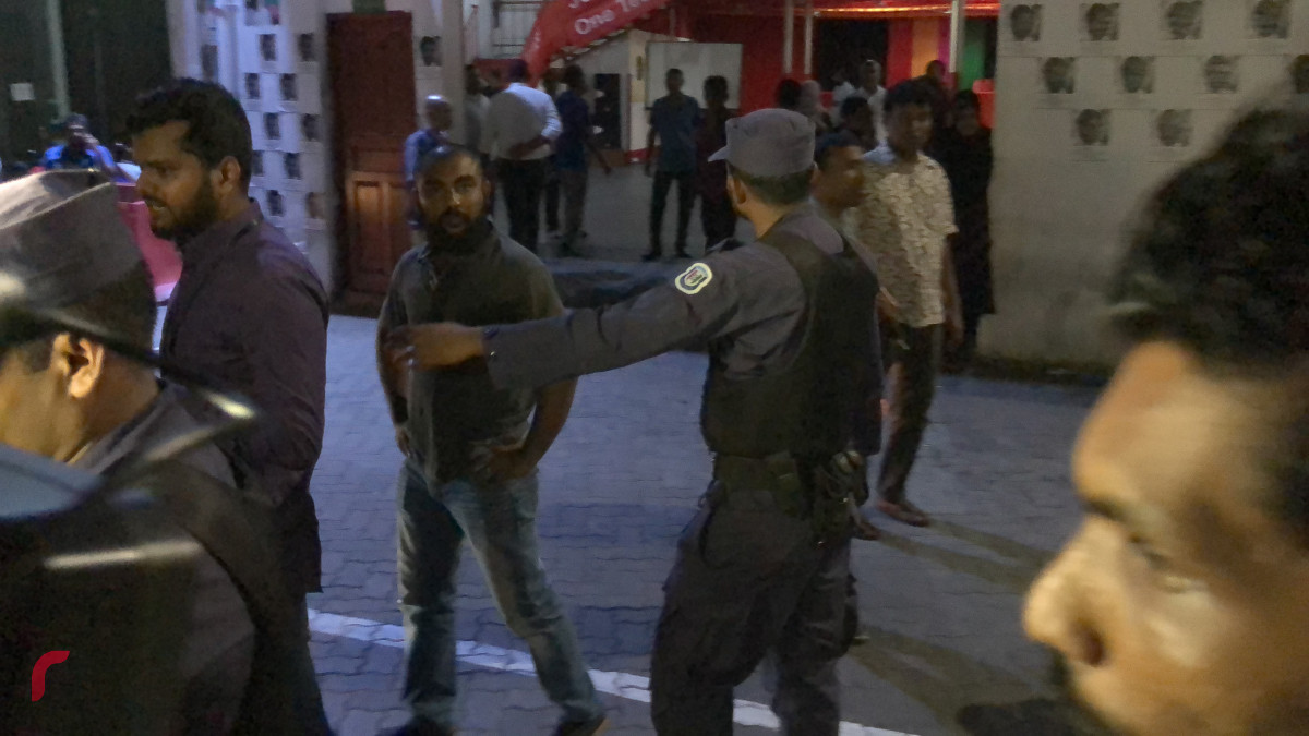 ފެބްރުއަރީ 26، 2018 : ގުޅިފައިވާ އިއްތިހާދުން ކުނޫޒު ސަރަހައްދުގައި ކުރިއަށްގެންދިޔަ އެއްވުން ރޫޅާލުމަށް ފުލުހުން މަސައްކަތް ކުރަނީ