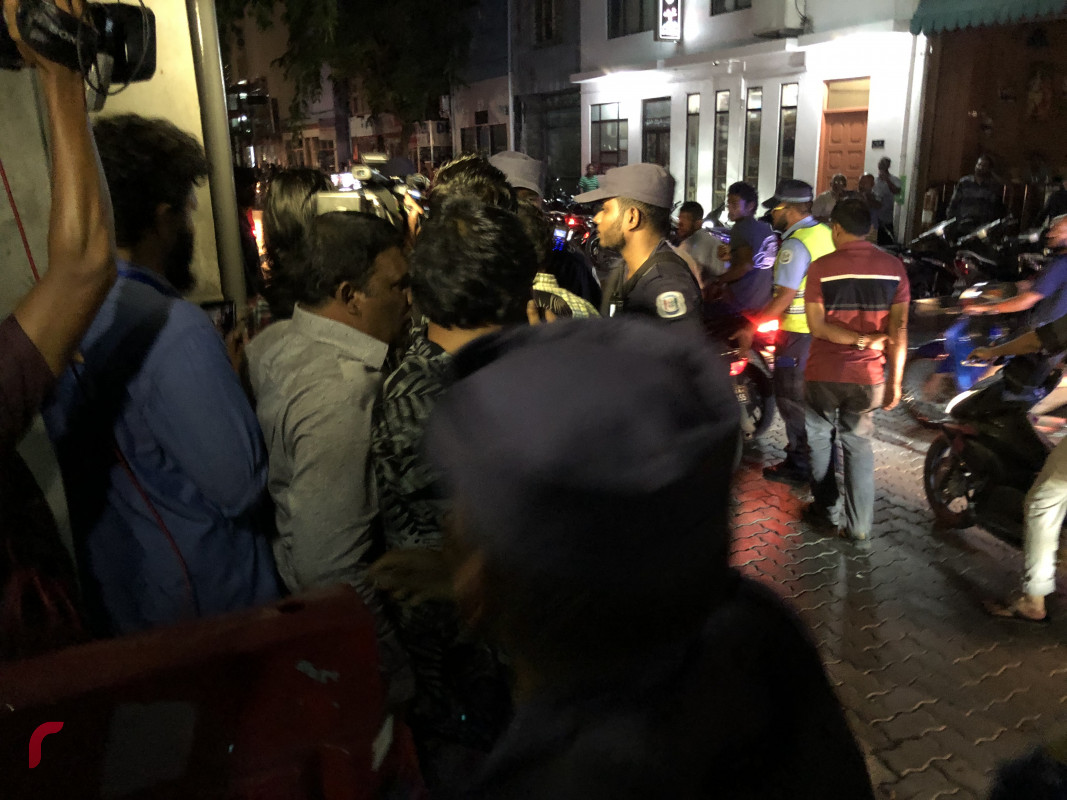 ފެބްރުއަރީ 26، 2018 : ގުޅިފައިވާ އިއްތިހާދުން ކުނޫޒު ސަރަހައްދުގައި ކުރިއަށްގެންދިޔަ އެއްވުން ރޫޅާލުމަށް ފުލުހުން މަސައްކަތް ކުރަނީ