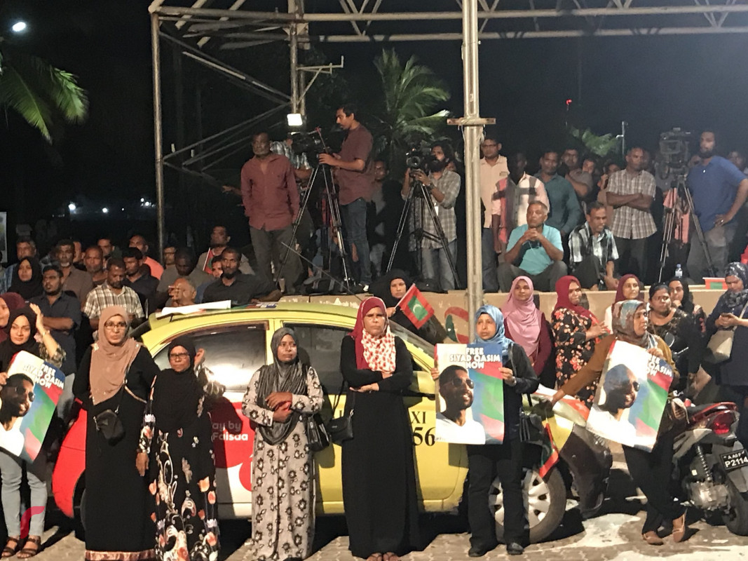 ފެބްރުއަރީ 27، 2018 : ގުޅިފައިވާ އިއްތިހާދުން އެމްޑީޕީ ހަރުގެ ސަރަހަށްދުގައި ކުރިއަށްގެންދިޔަ އެއްވުމުގެ ތެރެއިން، ފުލުހުން ވަނީ އެއްވެފައި ތިބި މީހުންގެ ތެރެއިން 3 މީހަކު ހައްޔަރުކޮށްފައި