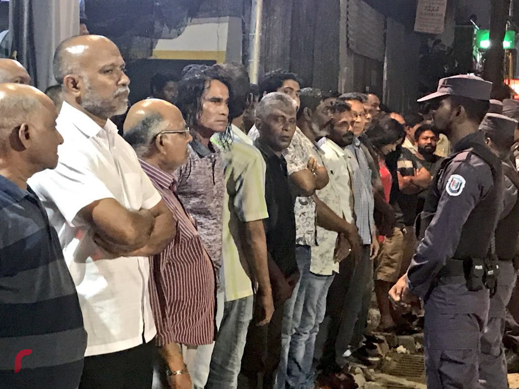 ފެބްރުއަރީ 27، 2018 : ގުޅިފައިވާ އިއްތިހާދުން އެމްޑީޕީ ހަރުގެ ސަރަހަށްދުގައި ކުރިއަށްގެންދިޔަ އެއްވުމުގެ ތެރެއިން، ފުލުހުން ވަނީ އެއްވެފައި ތިބި މީހުންގެ ތެރެއިން 3 މީހަކު ހައްޔަރުކޮށްފައި