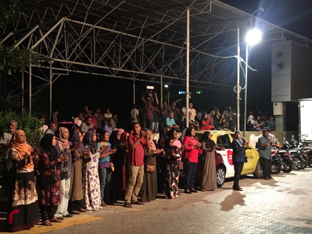 ފެބްރުއަރީ 27، 2018 : ގުޅިފައިވާ އިއްތިހާދުން އެމްޑީޕީ ހަރުގެ ސަރަހަށްދުގައި ކުރިއަށްގެންދިޔަ އެއްވުމުގެ ތެރެއިން، ފުލުހުން ވަނީ އެއްވެފައި ތިބި މީހުންގެ ތެރެއިން 3 މީހަކު ހައްޔަރުކޮށްފައި