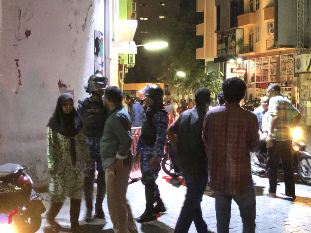 ފެބްރުއަރީ 27، 2018 : ގުޅިފައިވާ އިއްތިހާދުން ކުނޫޒު ސަރަހަށްދުގައި ކުރިއަށްގެންދިޔަ އެއްވުން ރޫޅާލުމަށް ފުލުހުން މަސައްކަތްކުރަނީ، ފުލުހުން ވަނީ އެއްވެފައި ތިބި މީހުންގެ ތެރެއިން 3 މީހަކު ހައްޔަރުކޮށްފައި