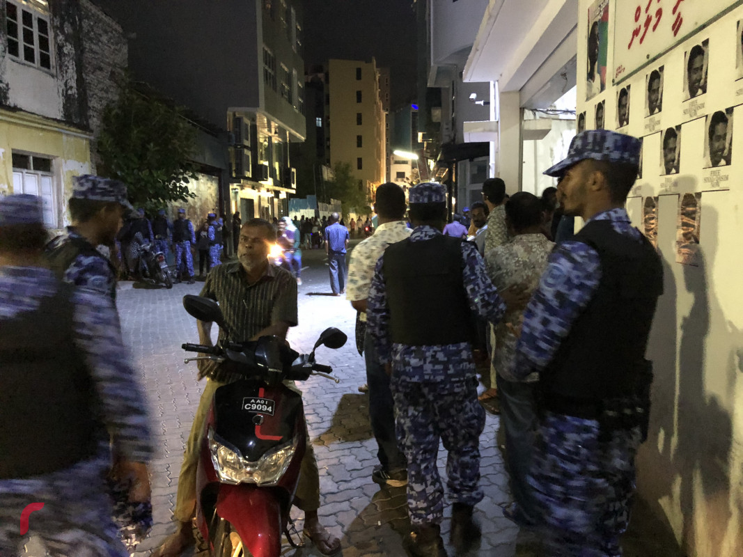 ފެބްރުއަރީ 27، 2018 : ގުޅިފައިވާ އިއްތިހާދުން ކުނޫޒު ސަރަހަށްދުގައި ކުރިއަށްގެންދިޔަ އެއްވުން ރޫޅާލުމަށް ފުލުހުން މަސައްކަތްކުރަނީ، ފުލުހުން ވަނީ އެއްވެފައި ތިބި މީހުންގެ ތެރެއިން 3 މީހަކު ހައްޔަރުކޮށްފައި