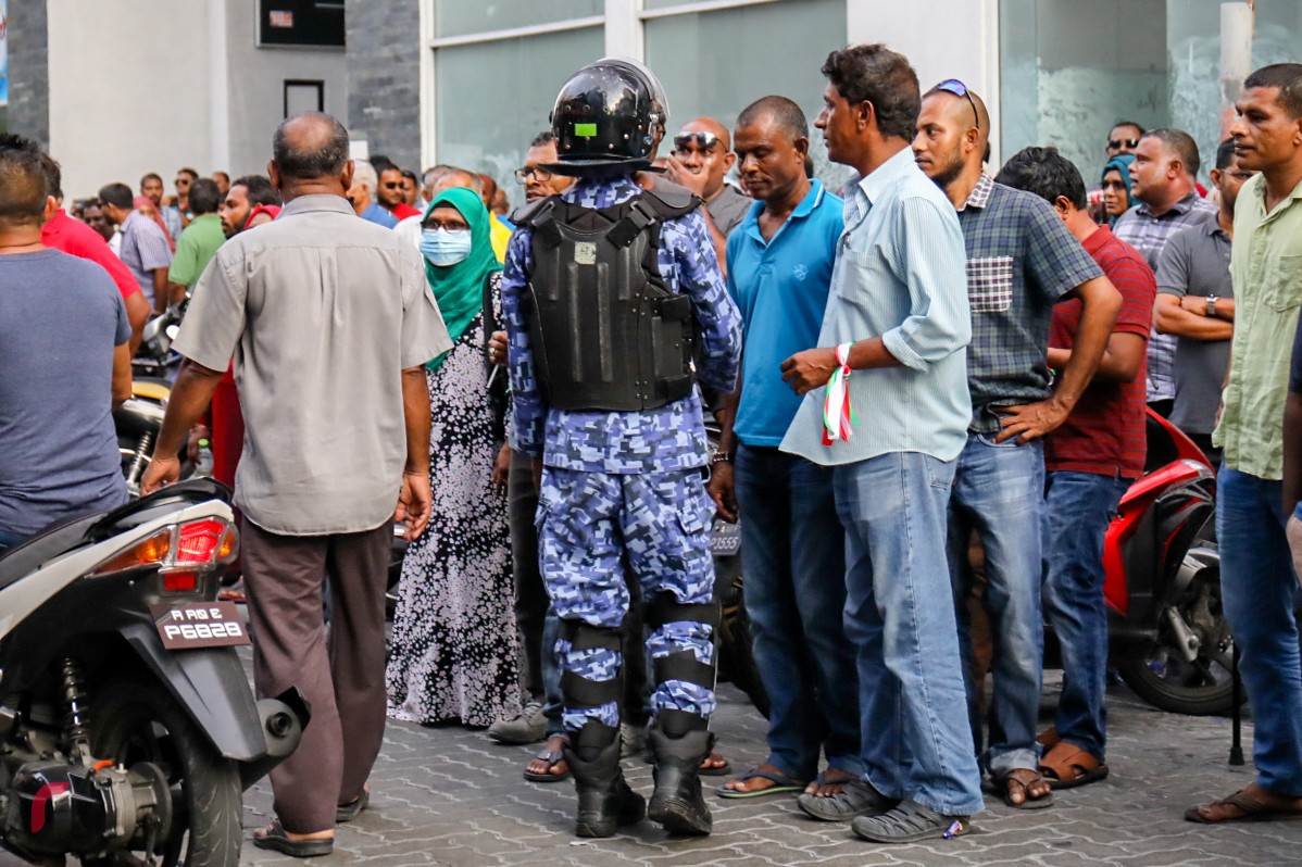 މާރޗް 2، 2018: ގުޅިފައިވާ އިއްތިހާދުން އިންތިޒާމްކޮށްގެން މާލޭގެ އެކި ސަރަހައްދުތަކުގައި ކުރިއަށްގެންދިޔަ މުޒާހަރާ ތަކުގެ ތެރެއިން، ފުލުހުންވަނީ މުޒާހަރާ ރޫޅާލުމަށް ބާރުގެ ބޭނުންކޮށް ގިނަ އަދަދެއްގެ މީހުން ހައްޔަރުކޮށްފައި..-- ފޮޓޯ: މުހައްމަދު ޝަރުހާން