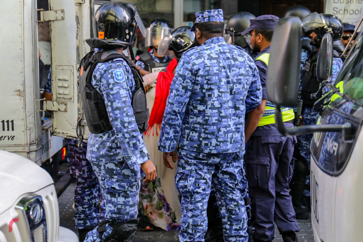 މާރޗް 2، 2018: ގުޅިފައިވާ އިއްތިހާދުން އިންތިޒާމް ކޮށްގެން މާލޭގެ އެކި ސަރަހައްދުތަކުގައި ކުރިއަށްގެންދިޔަ މުޒާހަރާ ތަކުގެ ތެރެއިން ކުނޫޒު ސަރަހައްދުގައި ކުރިއަށްގެންދިޔަ މުޒާހަރާގެ ތެރެއިން ފުލުހުން މީހަކު ހައްޔަރުކުރަނީ، ފުލުހުންވަނީ މުޒާހަރާ ރޫޅާލުމަށް ބާރުގެ ބޭނުންކޮށް ގިނަ އަދަދެއްގެ މީހުން ހައްޔަރުކޮށްފައި.-- ފޮޓޯ: މުހައްމަދު ޝަރުހާން