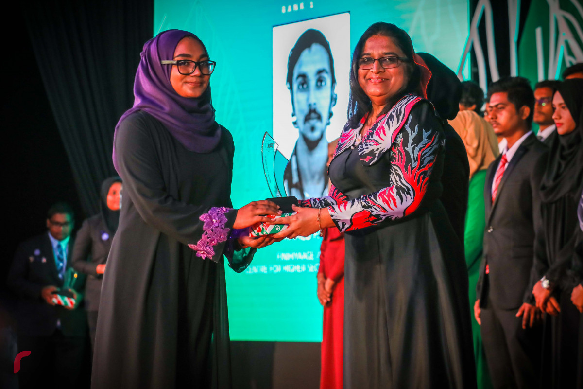 މާޗް 4، 2018: ޓޮޕް އެޗީވާޒް އެވޯޑް 2017 ގައި ވަނަ ވަނައަށް ހޮވުނު ދަރިވަރުންނާ އިނާމް ހަވާލުކޮށްދެއްވަނީ. 2017 ވަނަ އަހަރުގެ އޭލެވެލް އިމްތިހާނުން ދުނިޔޭގެ އެއްވަނަ ރާއްޖޭގެ 6 ދަރިވަރަކު ވަނީ ހޯދާފައި-- ފޮޓޯ: މުހައްމަދު ޝަރުހާން