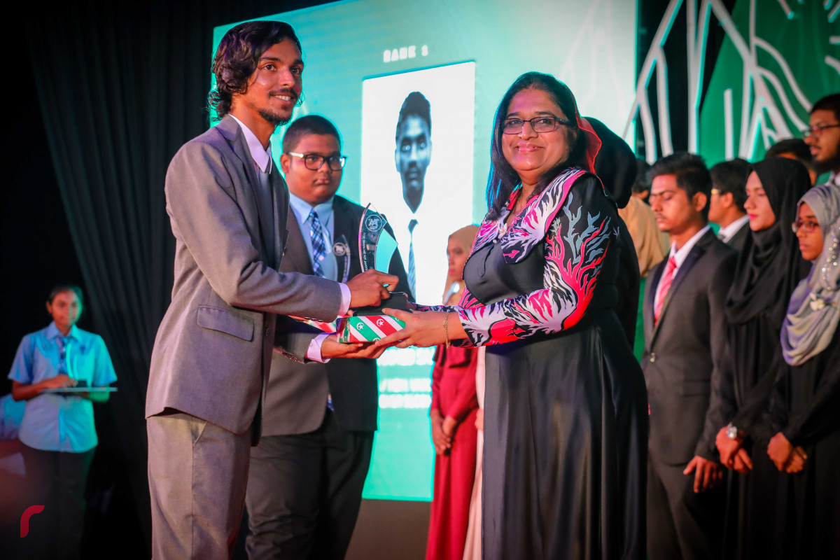 މާޗް 4، 2018: ޓޮޕް އެޗީވާޒް އެވޯޑް 2017 ގައި ވަނަ ވަނައަށް ހޮވުނު ދަރިވަރުންނާ އިނާމް ހަވާލުކޮށްދެއްވަނީ. 2017 ވަނަ އަހަރުގެ އޭލެވެލް އިމްތިހާނުން ދުނިޔޭގެ އެއްވަނަ ރާއްޖޭގެ 6 ދަރިވަރަކު ވަނީ ހޯދާފައި-- ފޮޓޯ: މުހައްމަދު ޝަރުހާން