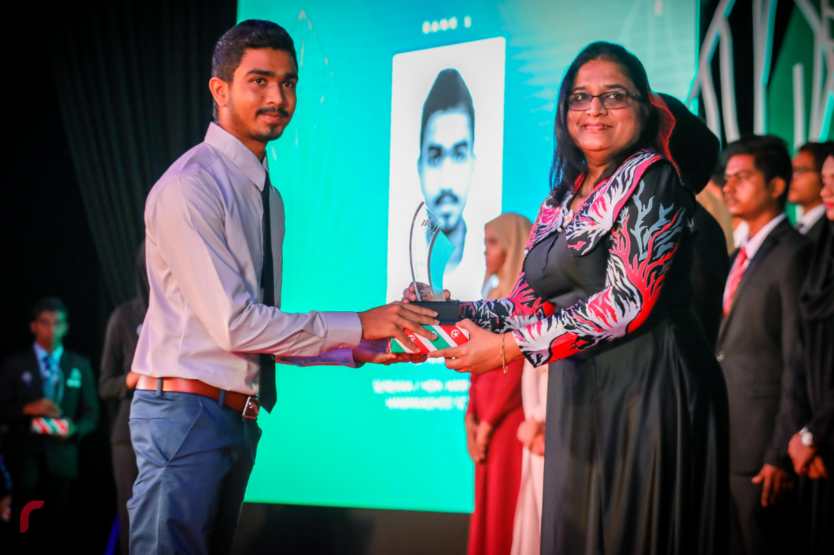 މާޗް 4، 2018: ޓޮޕް އެޗީވާޒް އެވޯޑް 2017 ގައި ވަނަ ވަނައަށް ހޮވުނު ދަރިވަރުންނާ އިނާމް ހަވާލުކޮށްދެއްވަނީ. 2017 ވަނަ އަހަރުގެ އޭލެވެލް އިމްތިހާނުން ދުނިޔޭގެ އެއްވަނަ ރާއްޖޭގެ 6 ދަރިވަރަކު ވަނީ ހޯދާފައި-- ފޮޓޯ: މުހައްމަދު ޝަރުހާން