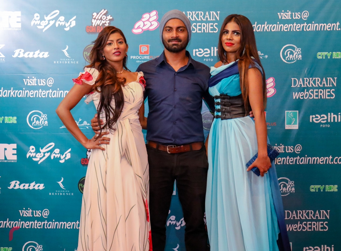 މާރޗް 5، 2018: ޑާކް ރެއިން އެންޓަޓެއިންމަންޓް އިން މި އަހަރު ނެރުނު ފުރަތަމަ ފިލްމް "ވަކިން ލޯބިން" ޕްރިމިއާ ކުރުމަށް ބޭއްވި ރަސްމިއްޔާތުގައި ފިލްމްގެ މެއިން ކާސްޓް ފޮޓޯއަކަށް ހުއްޓިލައިގެން-- ފޮޓޯ: މުހައްމަދު ޝަރުހާން / ރާއްޖެ އެމްވީ