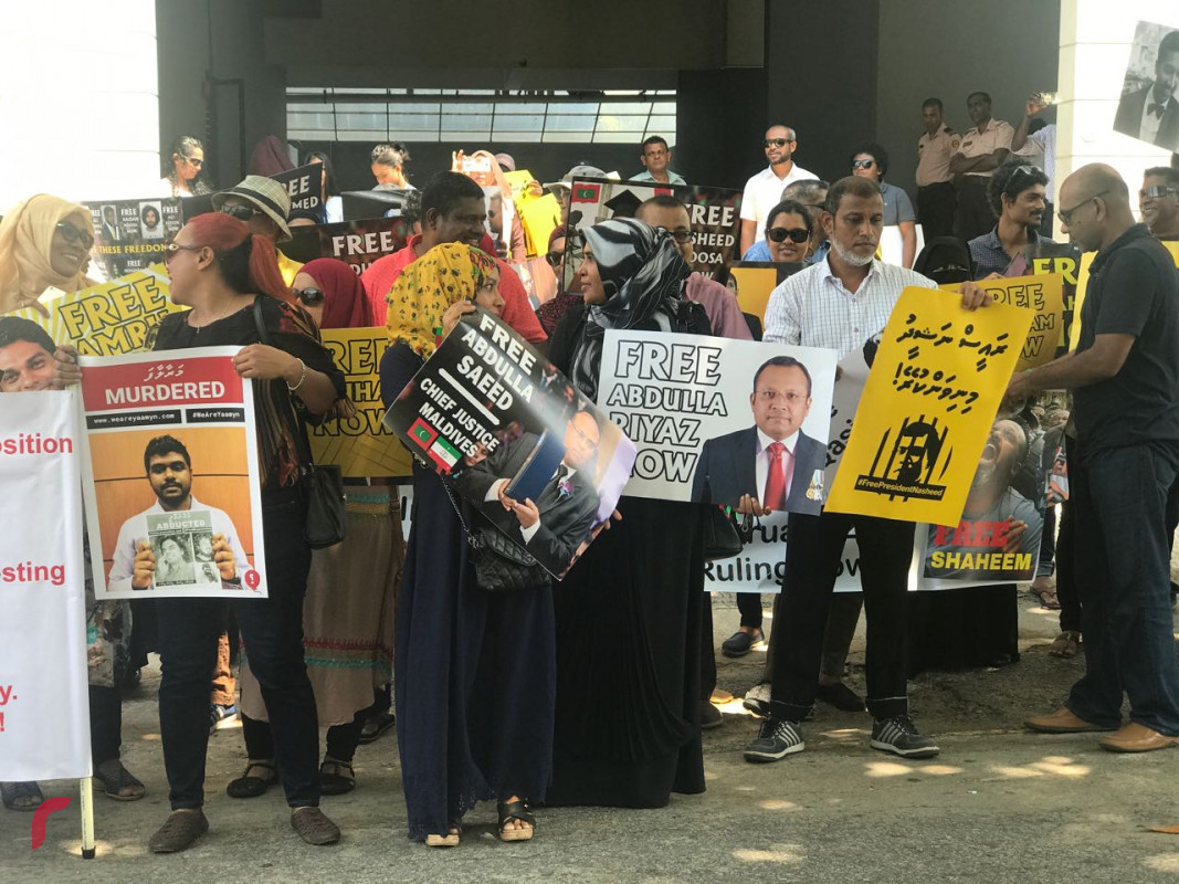 މާރޗް 6، 2018: ސުޕްރީމް ކޯޓުގެ އަމުރު ތަންފީޒުކުރުމަށް ގޮވާލައި ދިވެހިން ލަންކާގައި ކުރި މުޒާހަރާގެ ތެރެއިން: ފަނޑިޔާރުންނާއި ސިޔާސީ ހައްޔަރީންނާއި ކުއްލި ނުރައްކަލުގެ ހާލަތުގައި ހައްޔަރުކޮށްފައިވާ މީހުން މިނިވަން ކުރަން ގޮވާލި -- ފޮޓޯ: ރާއްޖެ އެމްވީ